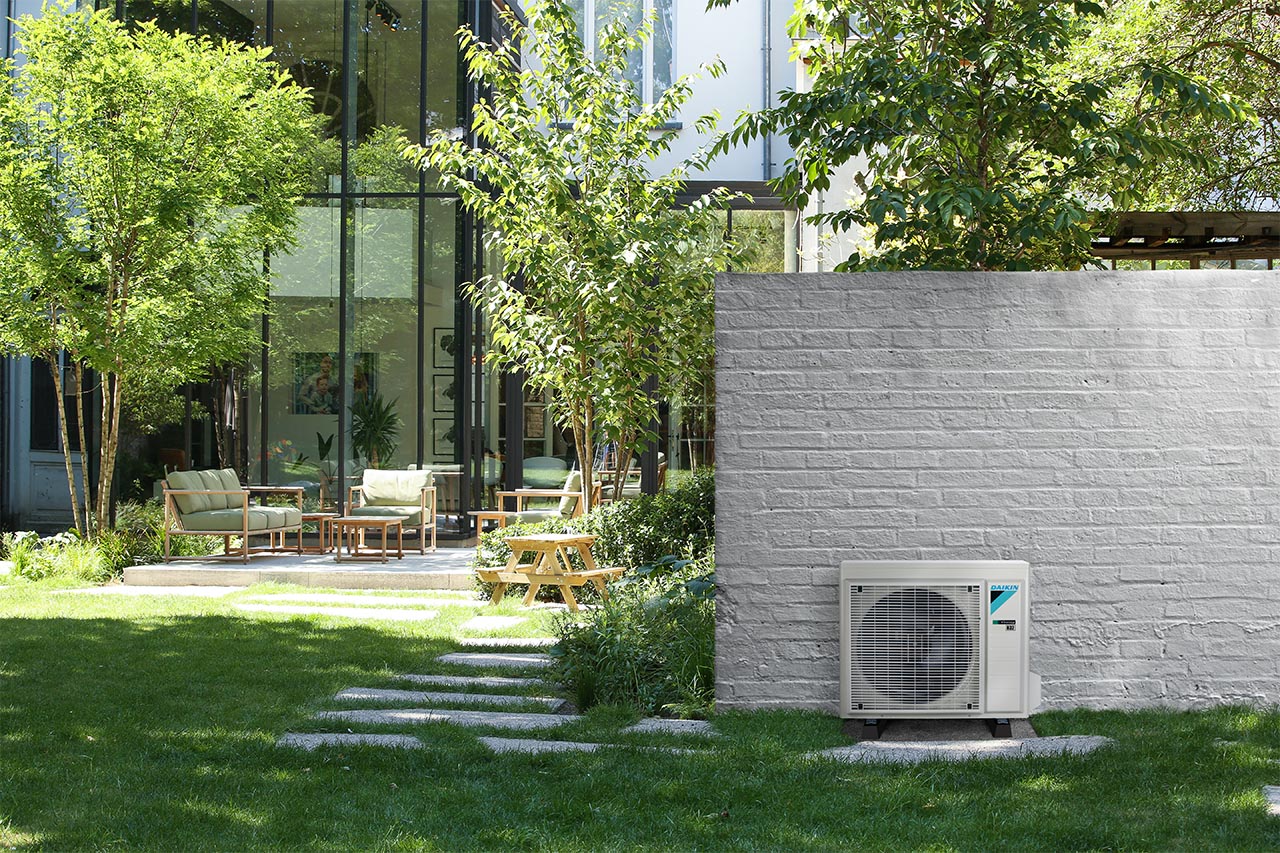 La unidad exterior incorpora un compresor Swing, reconocido por su bajo nivel sonoro y su alta eficiencia energética. Además, las unidades exteriores Daikin son compactas y robustas, lo que facilita su instalación en terraza, tejado o pared exterior.  También incorporan tratamiento anticorrosión en la aleta del intercambiador exterior, una prestación muy útil para mejorar la resistencia del equipo frente a las condiciones ambientales y prolongar su vida útil.